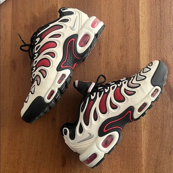 Nike Air Max Plus Drift in the "Sail and Blk" colorway - Picture 3 of 8